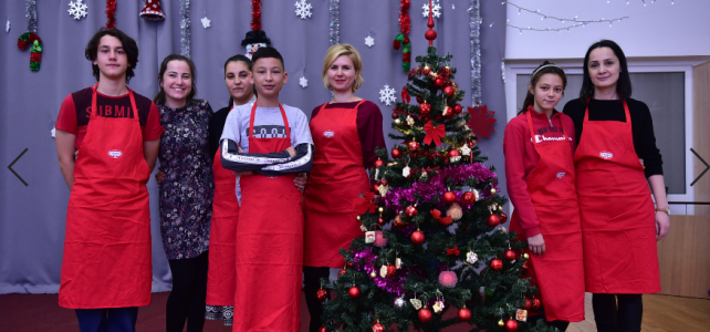 Copiii de la SOS Satele Copiilor România îl așteaptă pe Moș Crăciun cu dulciuri și decorațiuni de la Dr. Oetker